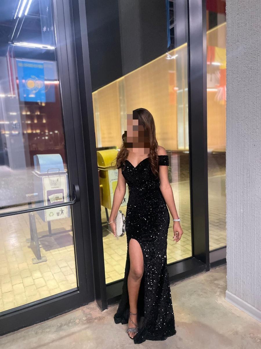 Robe noire avec fente