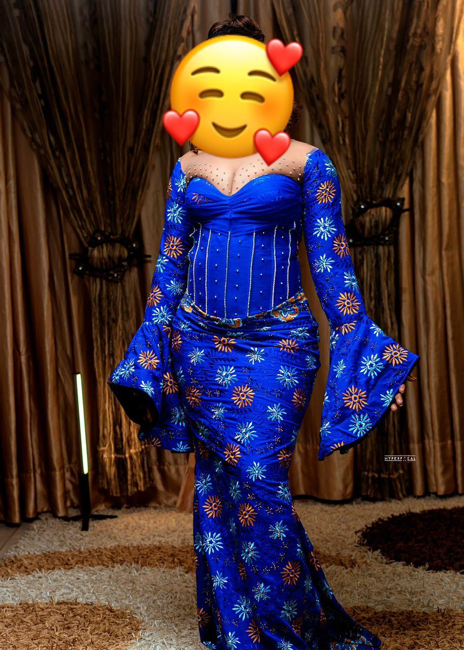 Tenue traditionnelle: Robe brodée