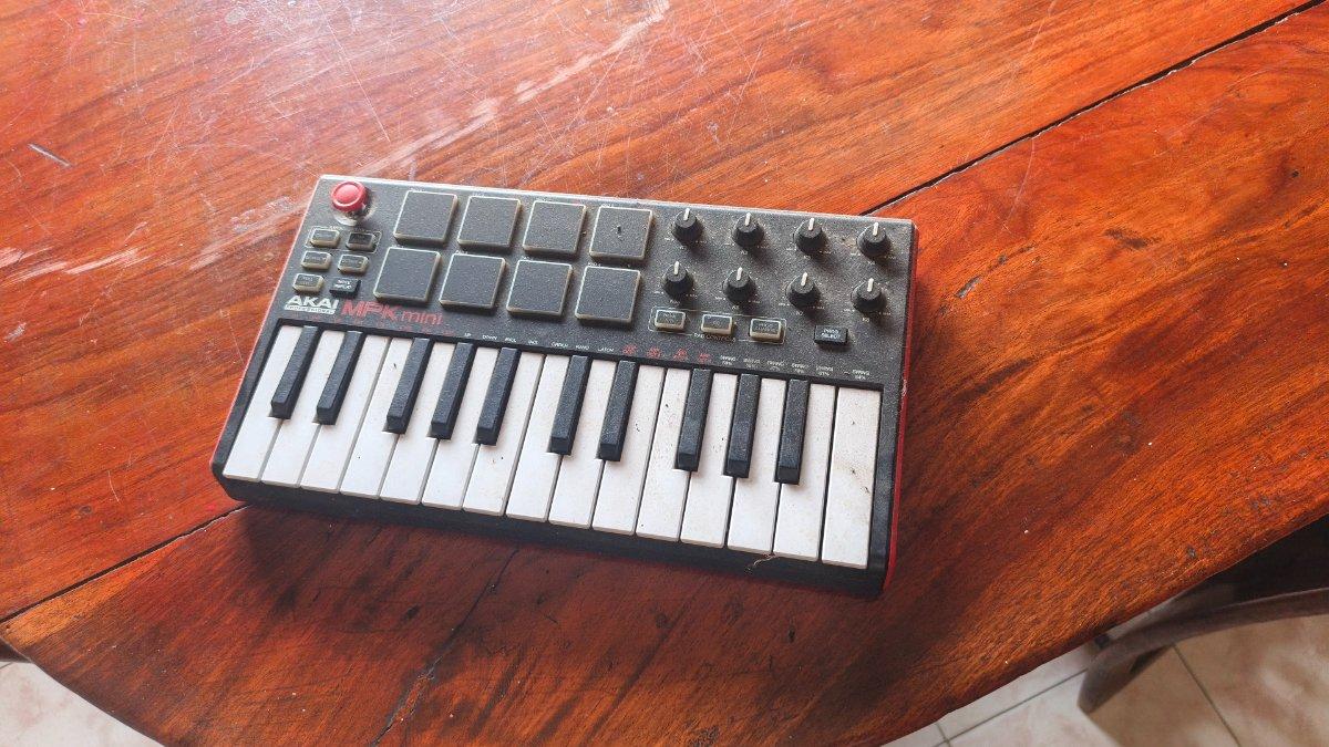 PIANO AKAI MPK min